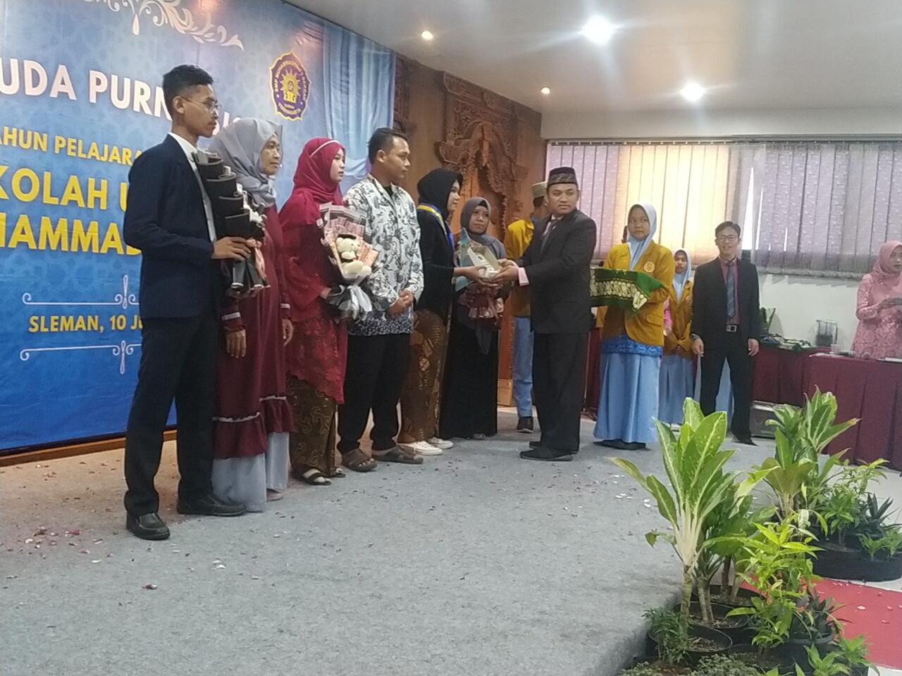 Gelaran Wisuda SMP Muhammadiyah 1 Berbah dan Hibah Mobil Lazismu