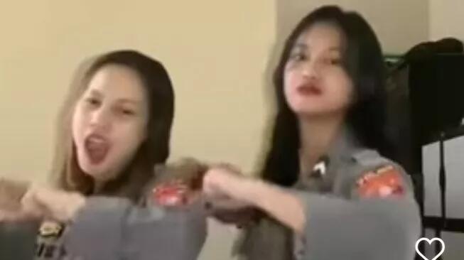 Duo Perempuan Joget Pakai Seragam Polri Tanpa Celana Jadi Tontonan