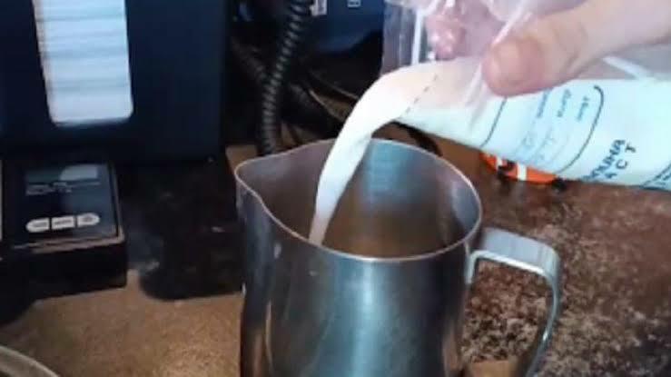 Kafe Ini Sediakan Menu Kopi Campur ASI, Berminat Coba?