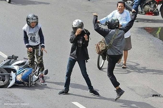 Susahnya Tahan Emosi Di Jalan! Mobil Ini Seruduk Pengendara Motor Hingga Tewas.