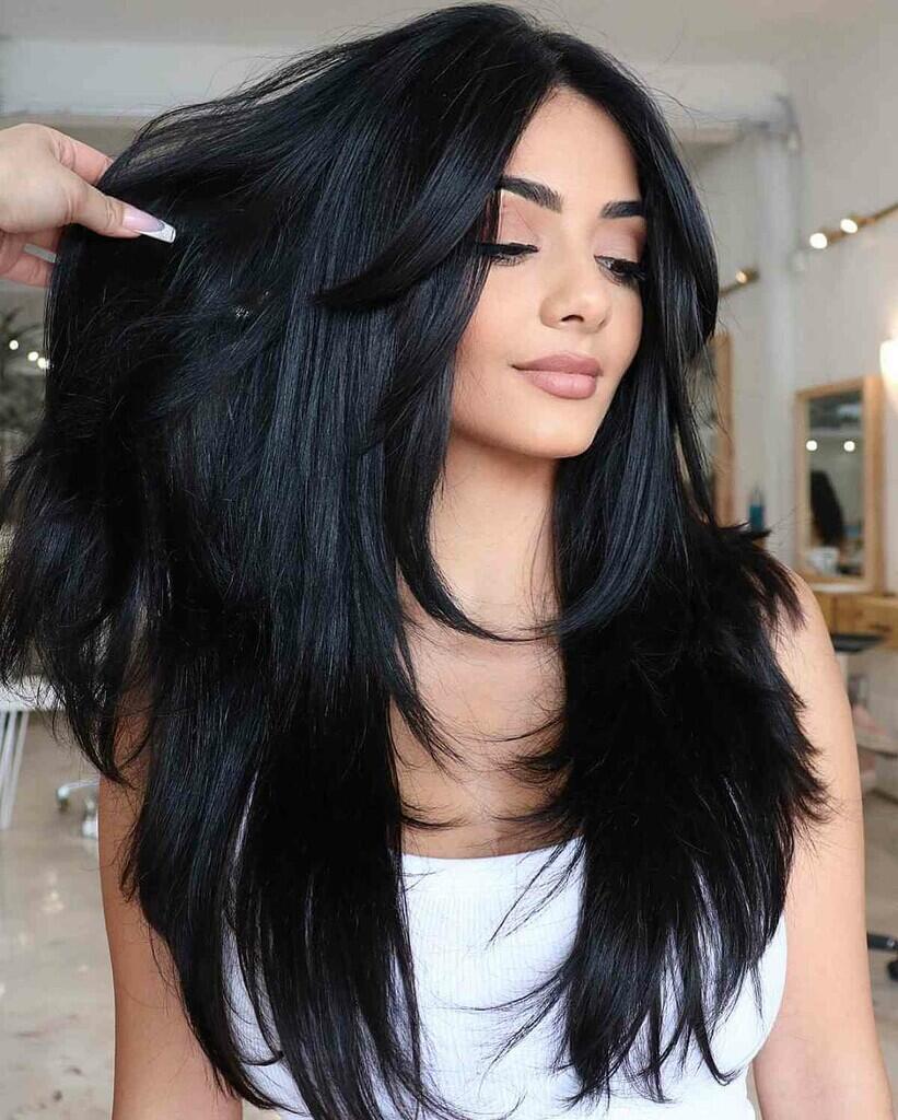 4 Warna Baju Yang Paling Keren Untuk Pemilik Rambut Hitam