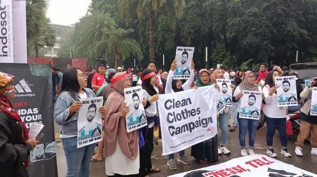 Berharap Dilihat Messi, Pekerja Adidas Gelar Demonstasi Jelang Pertandingan