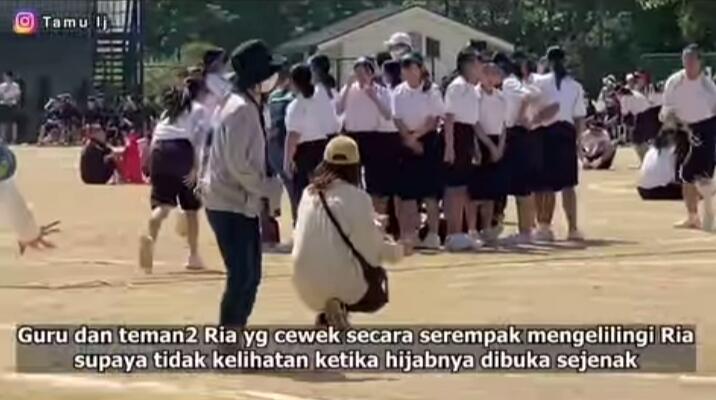 Heboh Siswi Jepang Buat Brigade Tutupi Teman Berhijab yang Pingsan,Perlukah Dicontoh?