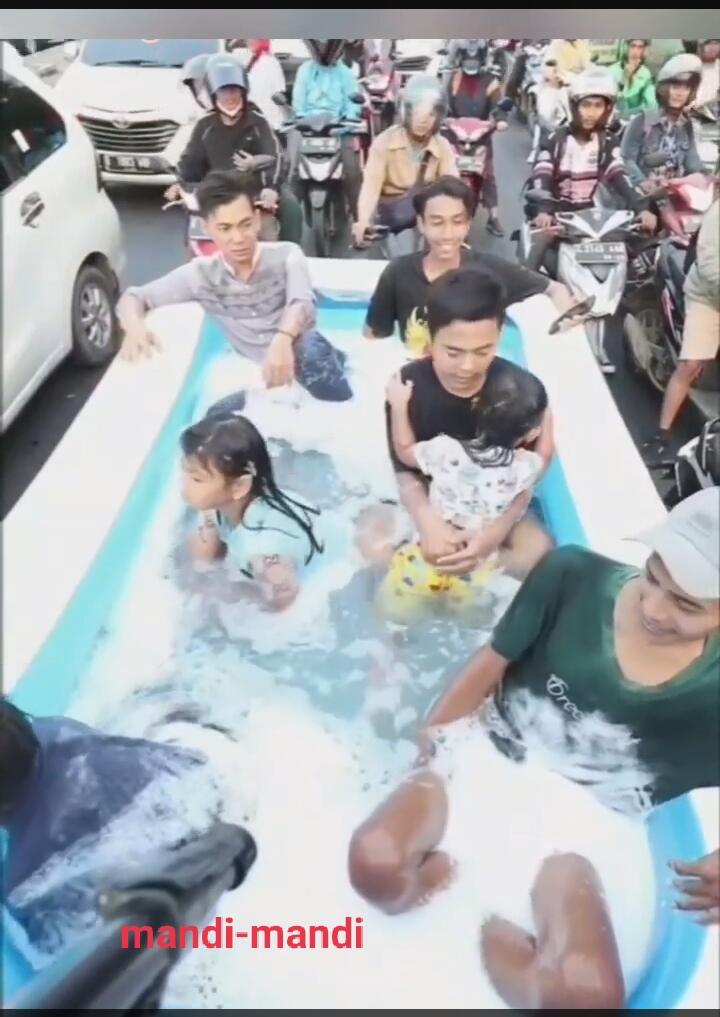 Unik Dan Lucu, Mereka Ini Berendam Di Kolam Di Jalan Raya 