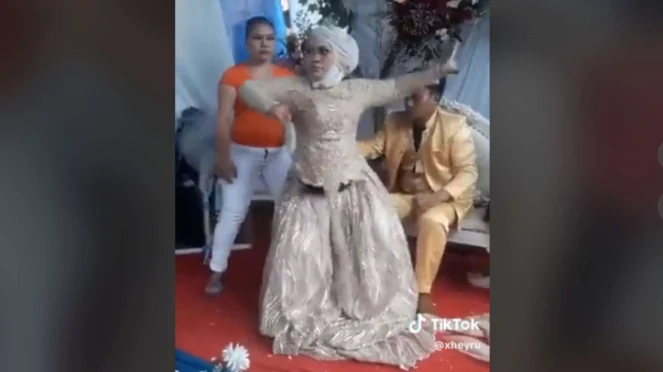 Pengantin Wanita Ini Kesurupan Saat Resepsi Pernikahan, Netizen: Serem Ih