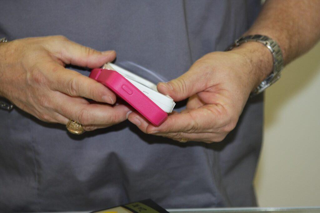 Duh! Bingung nih! Pakai casing atau enggak ya ?!