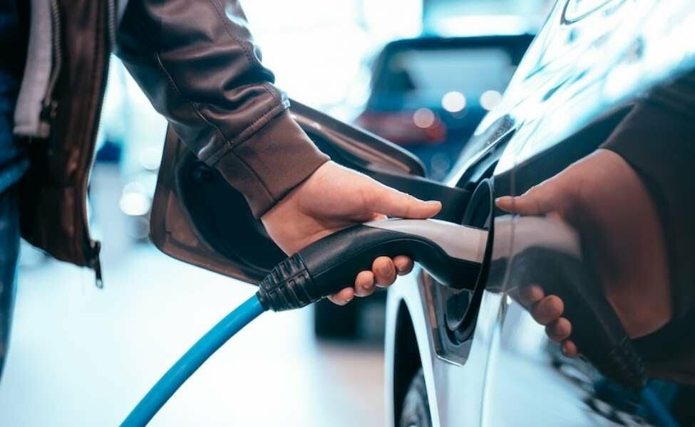 Menko Luhut akan Persulit Pembelian Mobil Bensin Demi Elektrifikasi, Setuju Gansist?