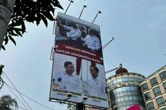 Sebanyak 211 baliho Prabowo Subianto dan Presiden Jokowi terpasang di Semarang. 
