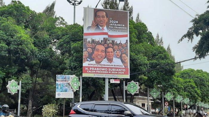 Sebanyak 211 baliho Prabowo Subianto dan Presiden Jokowi terpasang di Semarang. 
