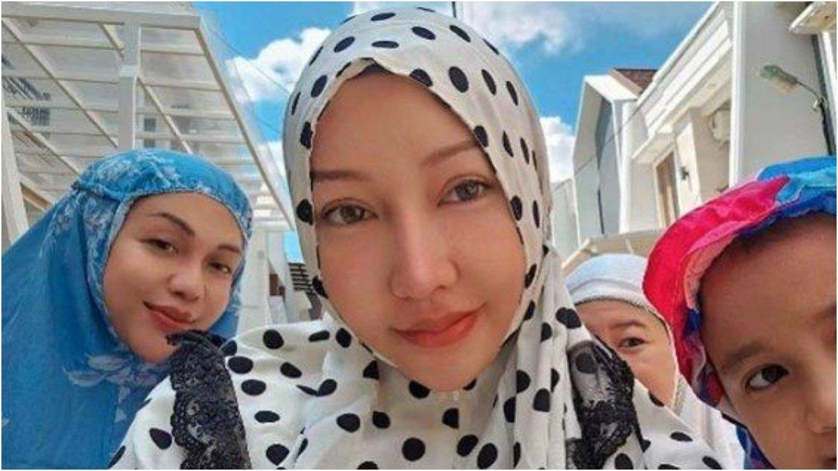 Sholat Idul Adha di Shaf Wanita, Lucinta Luna Dihujat Netizen! Harusnya di Mana?