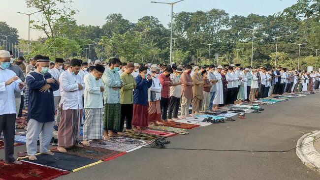 Sholat Idul Adha di Shaf Wanita, Lucinta Luna Dihujat Netizen! Harusnya di Mana?