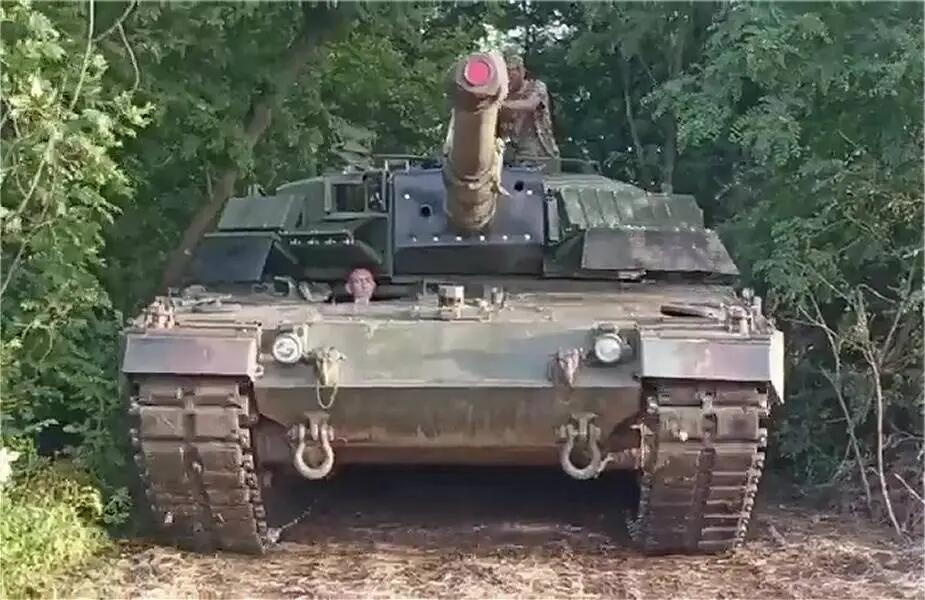 Leopard Berjubah Rusia Menuju Garis Depan Pertempuran