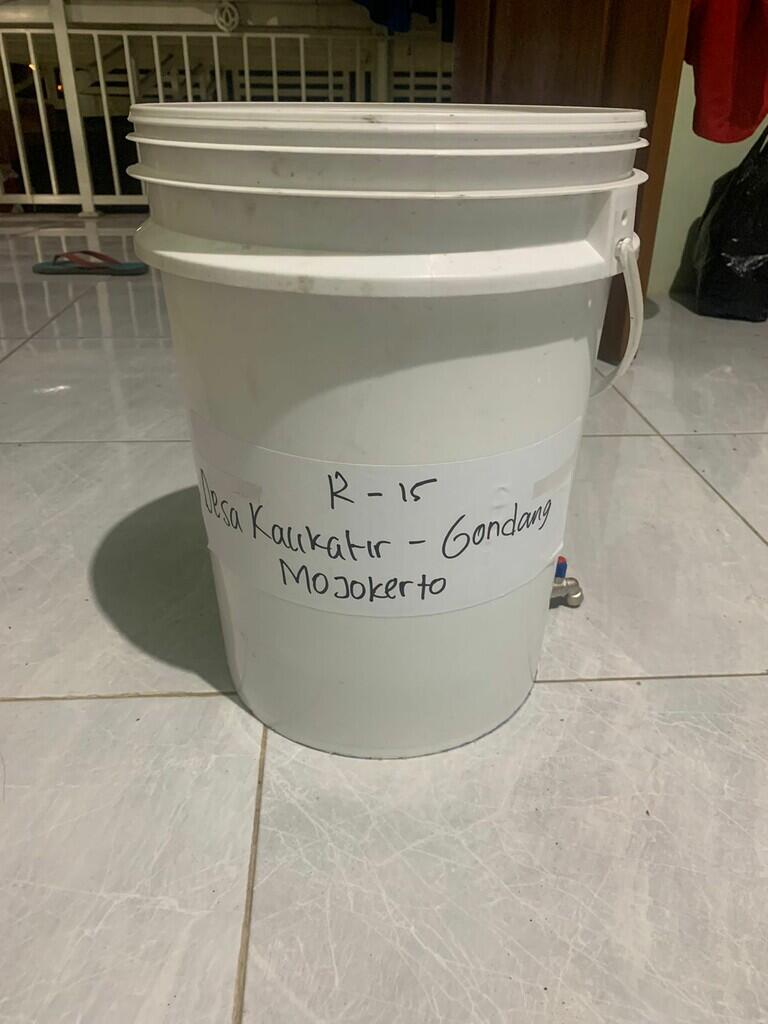 Pembuatan Alat Komposter Menyulap Sampah Organik menjadi Pupuk di Desa Kalikatir