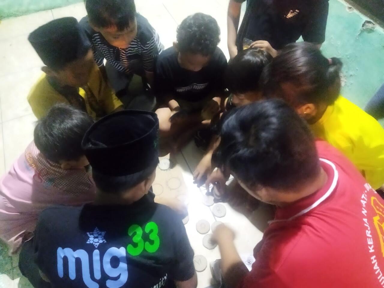 Mahasiswa UNTAG Surabaya Membuat Mainan Dari Barang Bekas untuk Tingkat Belajar Anak