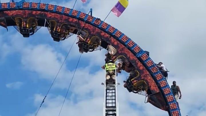 8 Penumpang Terjebak di Roller Coaster dalam Posisi Terbalik Selama 3 Jam