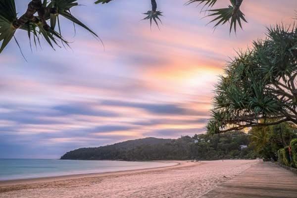 Bersihkan Sampah di Pantai, Bule Ini Malah Dihujat Netizen! Ini Penyebabnya!