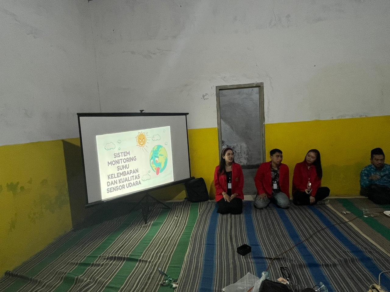 MAHASISWA KKN UNTAG SURABAYA PENDAMPINGAN PERAKITAN ALAT MONITORING SUHU