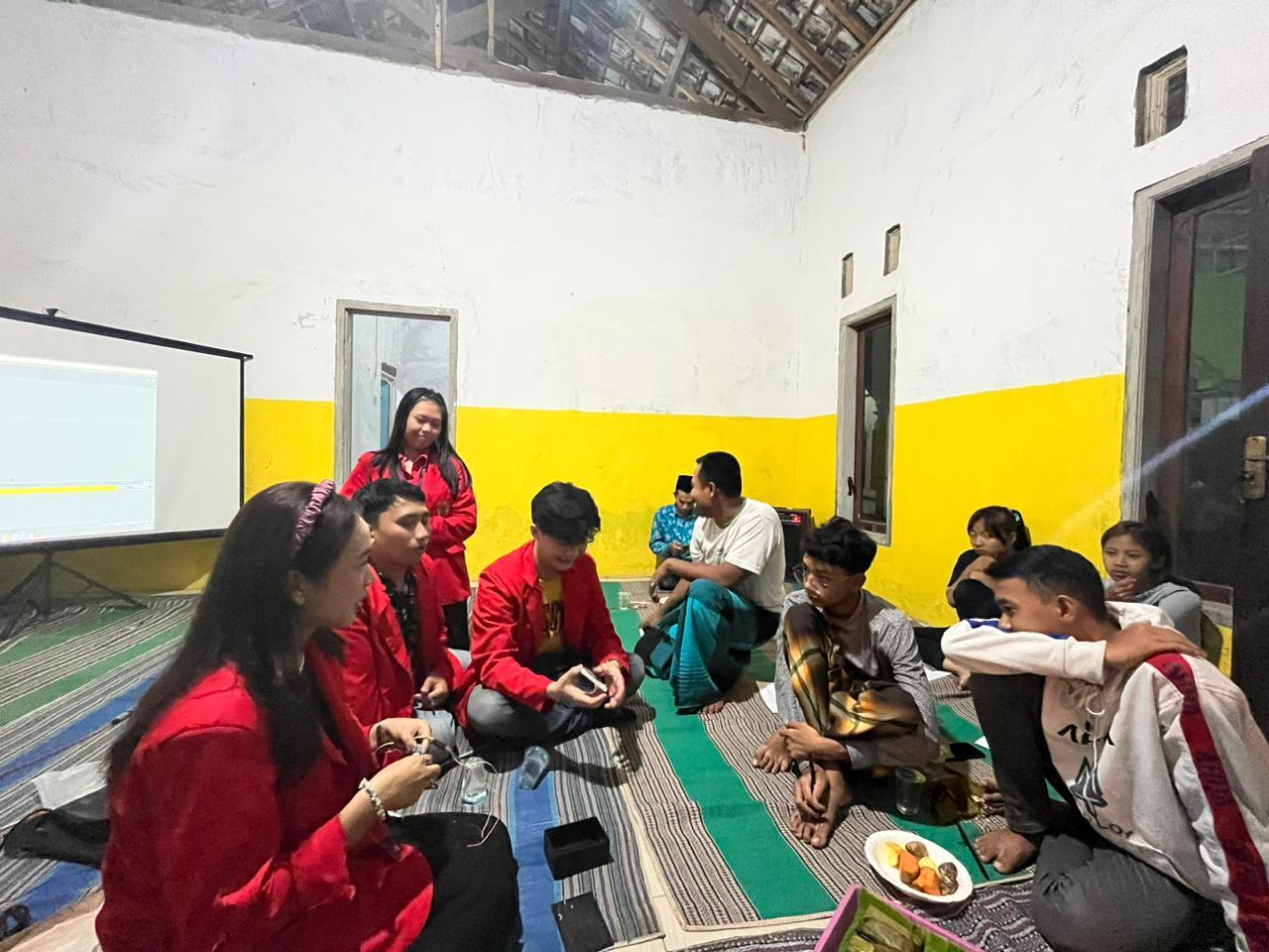 MAHASISWA KKN UNTAG SURABAYA PENDAMPINGAN PERAKITAN ALAT MONITORING SUHU