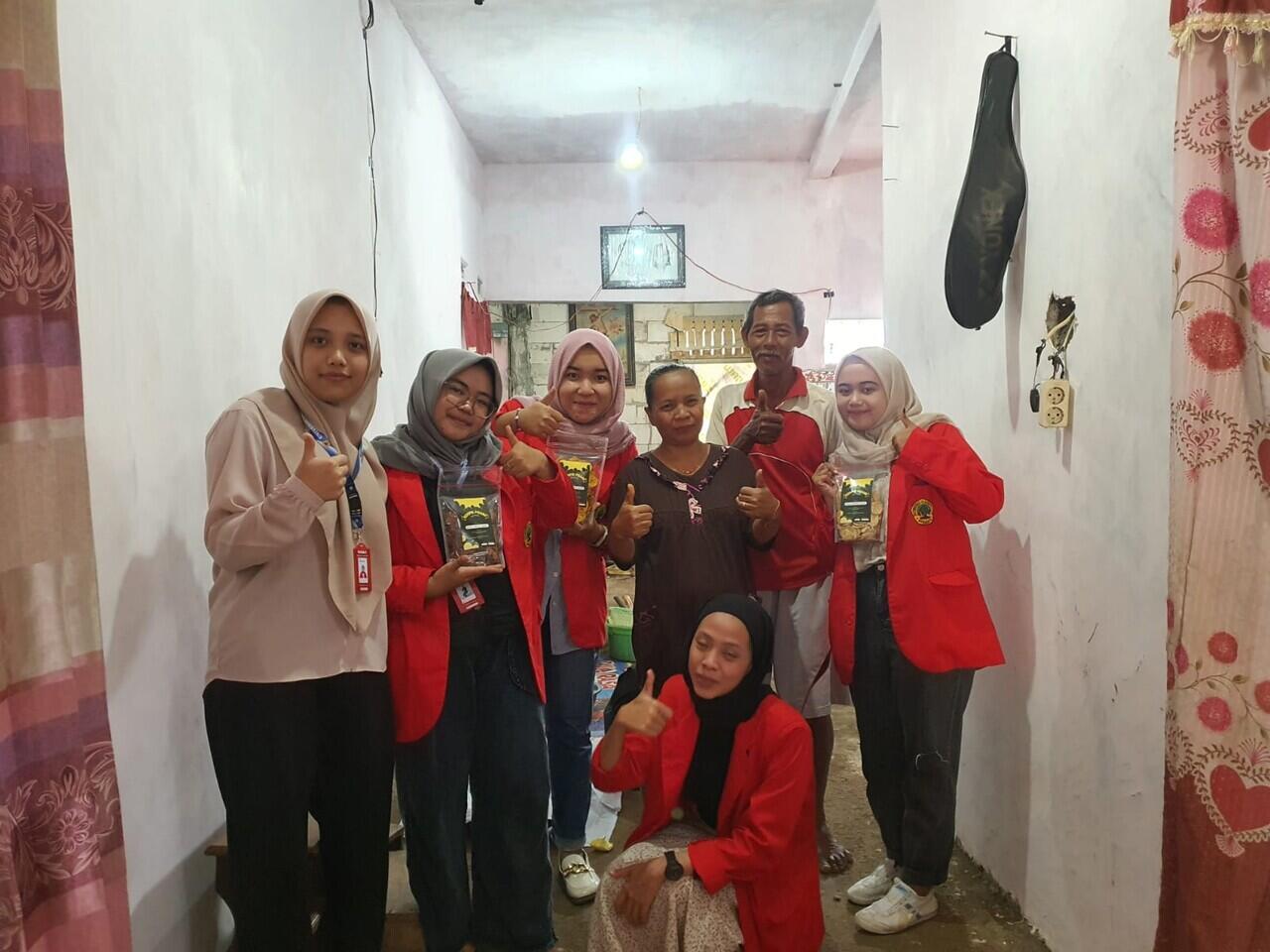 Mahasiswa UNTAG Surabaya Bantu Pelaku UMKM Desa Kalikatir Diversifikasi Kripik Pisang