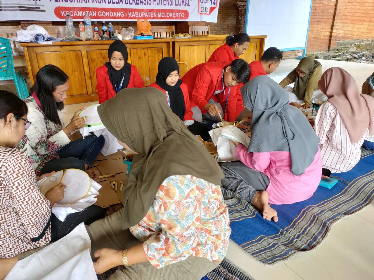 Mahasiswa Untag Surabaya Melakukan Pelatihan dan Promosi Batik Canting