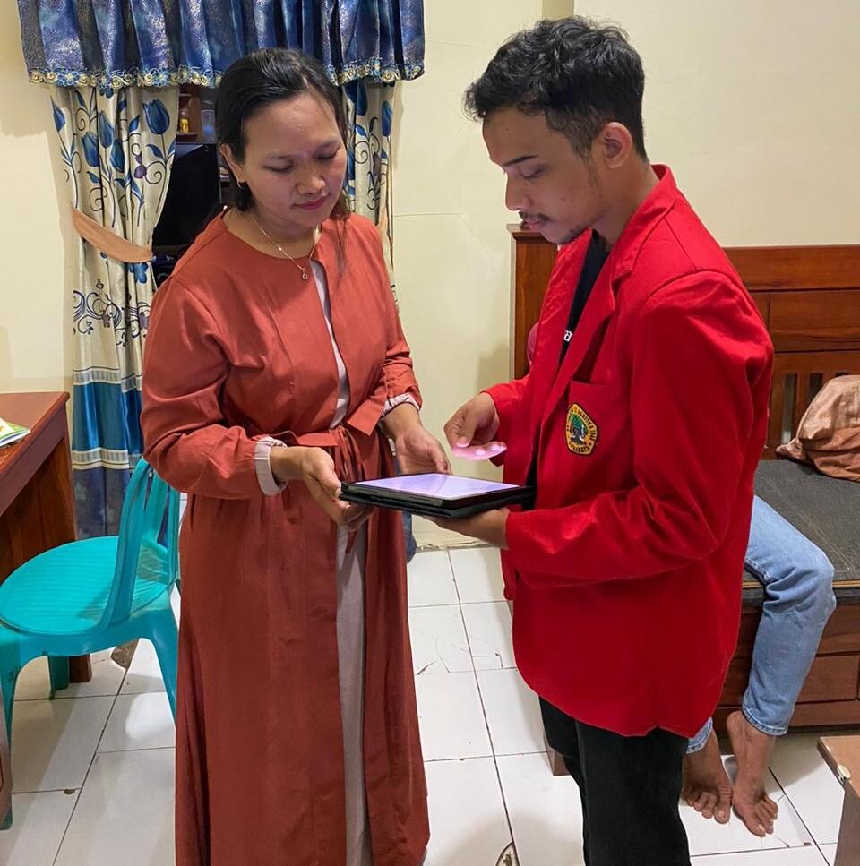 Mahasiswa KKN UNTAG Surabaya Melakukan Pendampingan tentang Pembukuan di Desa Dilem