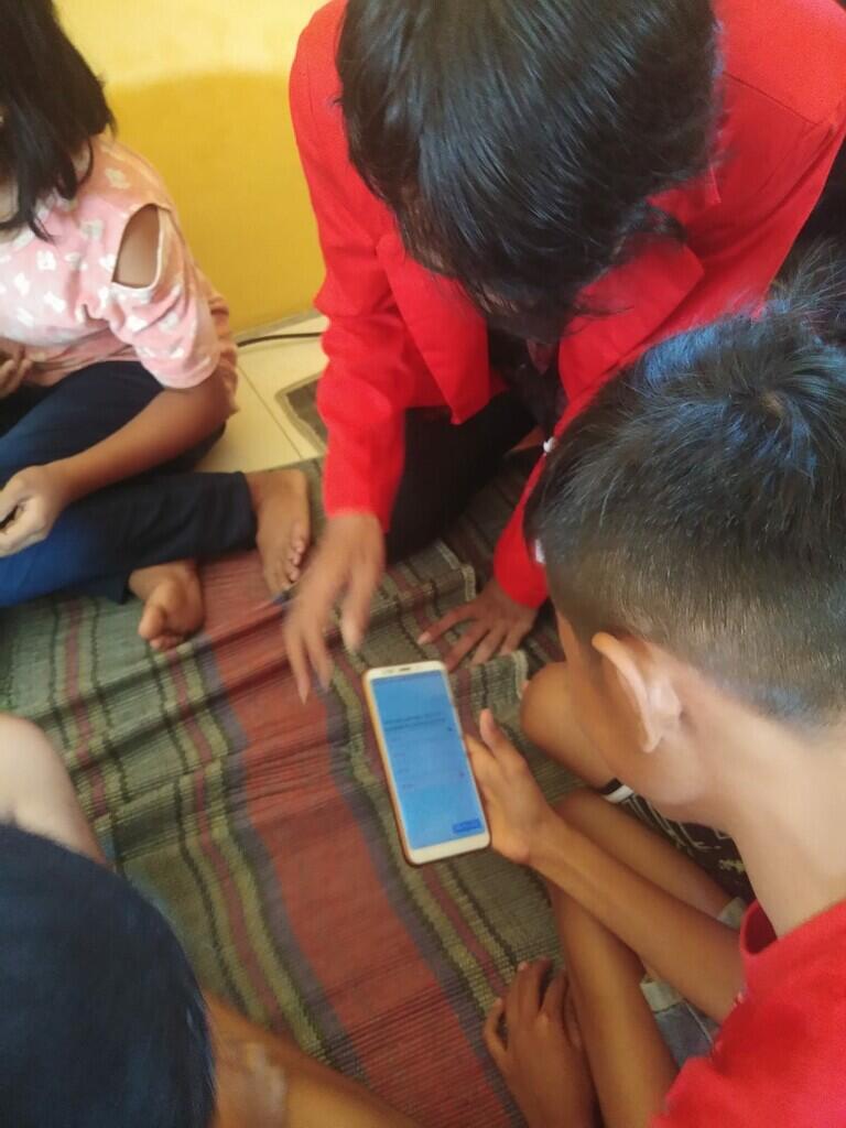 Mahasiswa KKN UNTAG Surabaya mengenalkan Aplikasi Edukasi SD di desa Kepuharum