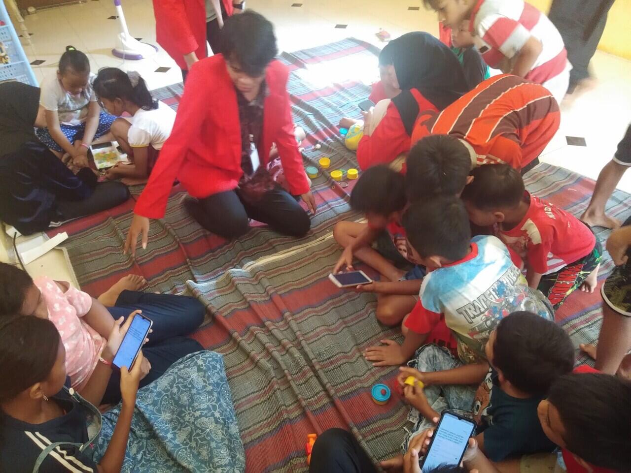 Mahasiswa KKN UNTAG Surabaya mengenalkan Aplikasi Edukasi SD di desa Kepuharum