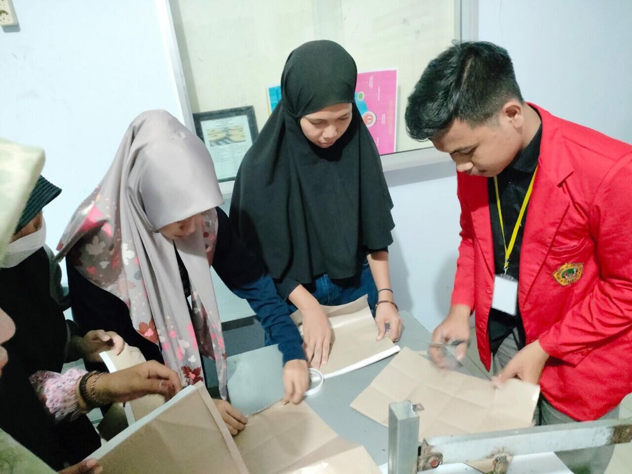 Pembuatan Packaging Briket Jagung Oleh Mahasiswa KKN UNTAG Surabaya Desa Segunung