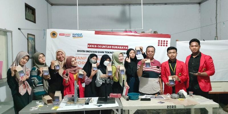 Pembuatan Packaging Briket Jagung Oleh Mahasiswa KKN UNTAG Surabaya Desa Segunung