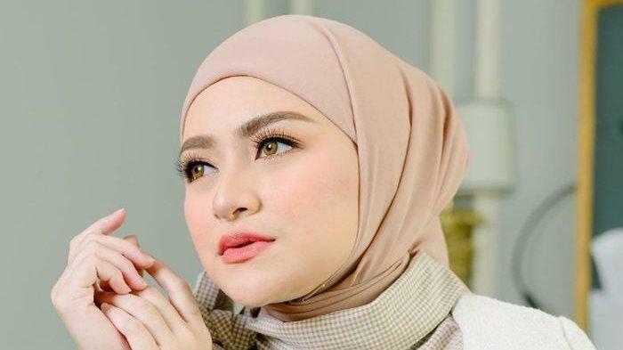 Natalie Holscher Buka Hijab, Netizen Menghujat! Benarkah Karena Marah Dengan Tuhan?