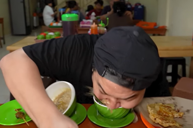 Gara-gara Nex Carlos Nyungsep Saat Makan, Warung Soto Ini Jadi Ramai Pembeli!