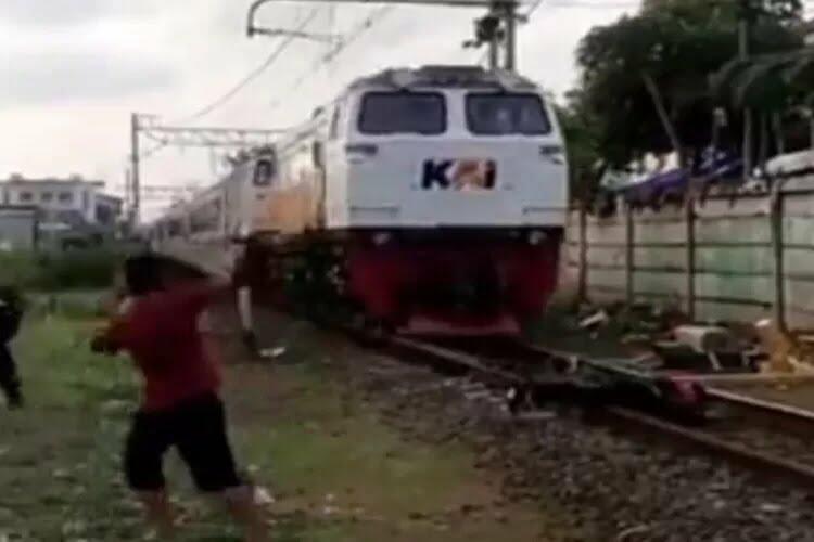Viral Pria Bunuh Diri Di Rel Kereta dan Direkam Anak-anak! Sudah Lihat Videonya?