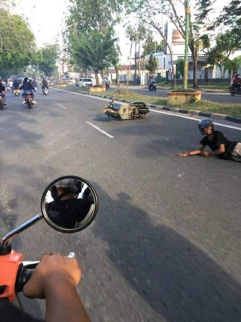 Tersenyum Diatas Penderitaan Sendiri, 10 Momen Kocak Pengendara Kecelakaan di Jalan!