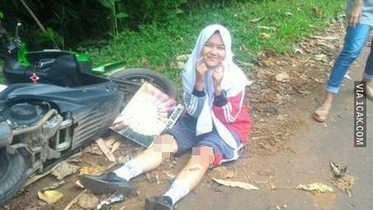 Tersenyum Diatas Penderitaan Sendiri, 10 Momen Kocak Pengendara Kecelakaan di Jalan!