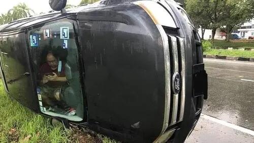Tersenyum Diatas Penderitaan Sendiri, 10 Momen Kocak Pengendara Kecelakaan di Jalan!