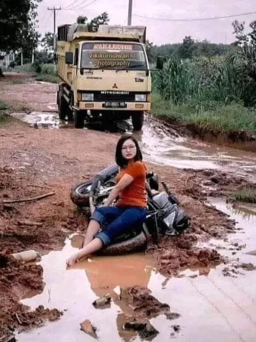 Tersenyum Diatas Penderitaan Sendiri, 10 Momen Kocak Pengendara Kecelakaan di Jalan!