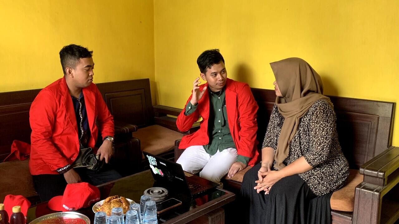 Mahasiswa Untag Memberikan edukasi pemasaran media sosial tanpa berbayar