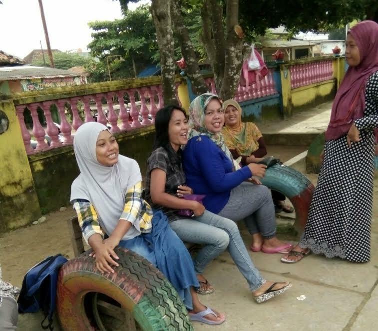 Bikin Haru! Beberapa Momen saat Ibu-ibu Menunggui Anaknya Masuk Sekolah TK