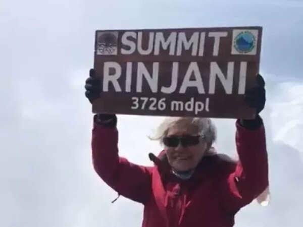 Rekor MURI: Nenek asal Bekasi Usia 71 Tahun Daki Gunung Rinjani, Biasa Angkat Barbel!