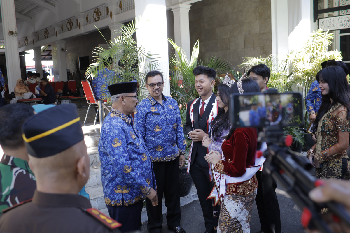 KADIS DISPORAPAR KUNINGAN MENDUKUNG ADRIAN HINGGA JUARA DI MISTER TEEN JABAR DI TVRI