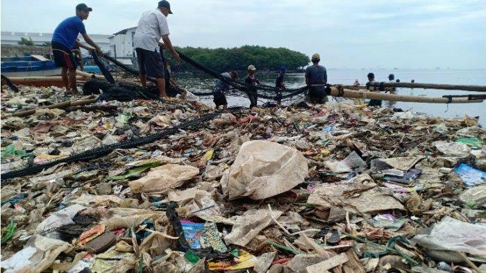 Sampah Pantai Sukaraja Dibersihkan Pandawara, Para Neyalan Keluhkan Hal Ini!