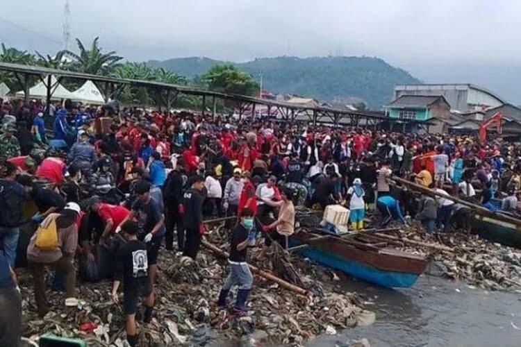 Sampah Pantai Sukaraja Dibersihkan Pandawara, Para Neyalan Keluhkan Hal Ini!