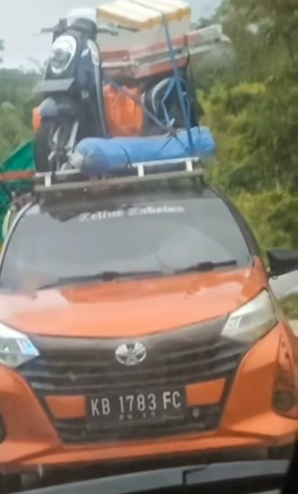 10 Potret Mobil Penumpang asal Angkut Barang Tak Wajar, Pikap dan Truk bisa Nganggur?