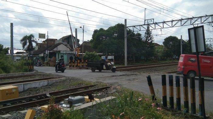 Buka Paksa Palang Pintu Kereta, Pemotor Tidak Sabaran Ini Tewas Tersambar Kereta!