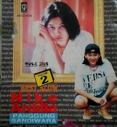 Panggung Sandiwara | Merenungi Kesendirian di Balik Sorotan