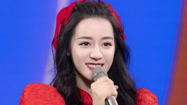 Ngeri, Dilraba Dilmurat Diraba-raba di Sebuah Bandara di China!