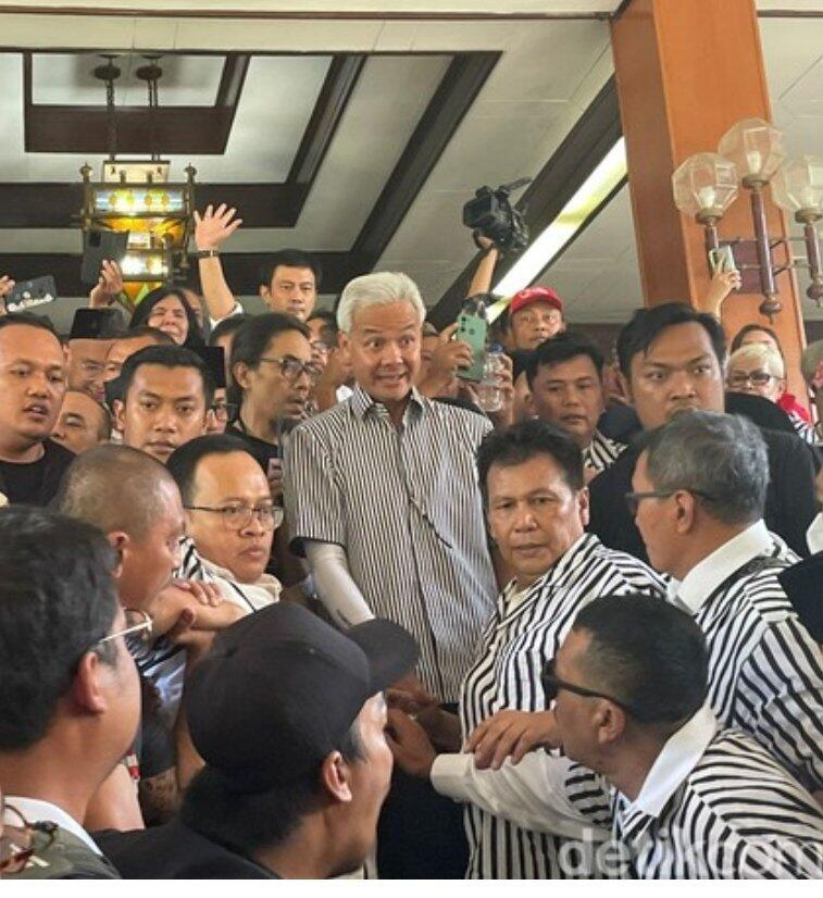 Ditanya soal Desain Baju Kampanye Ganjar Hitam Putih, Jokowi Bilang Begini