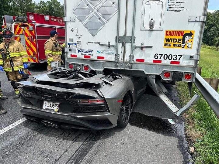 Lamborghini Aventador Sewaan Menabrak Truk Trailer, Untungnya Pengemudi Selamat