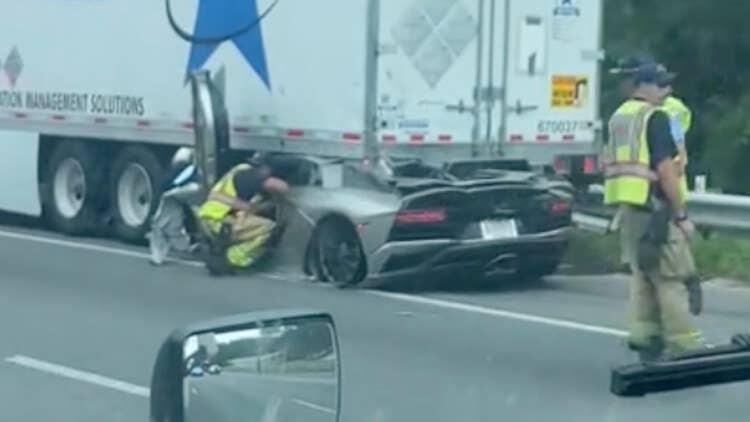 Lamborghini Aventador Sewaan Menabrak Truk Trailer, Untungnya Pengemudi Selamat