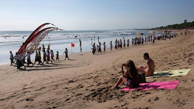 Viral Bule Berhubungan Intim di Tepi Pantai, Diduga di Pantai Canggu Bali!